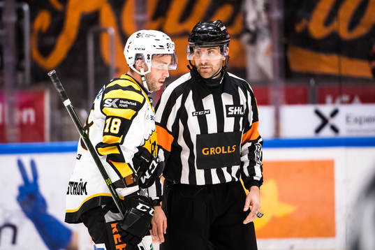 Skellefteås Pontus Petterström  i diskussion med Domare