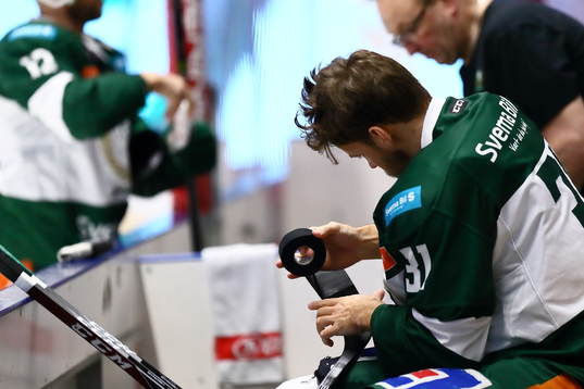 Färjestads Dick Axelsson tejpar sin klubba innan