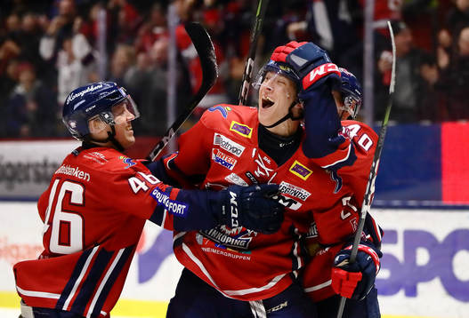 Linköpings Emil Sylvegård jublar med Ken Andre Olimb och
