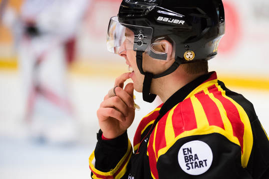 171209 Brynäs Kevin Clark har ont