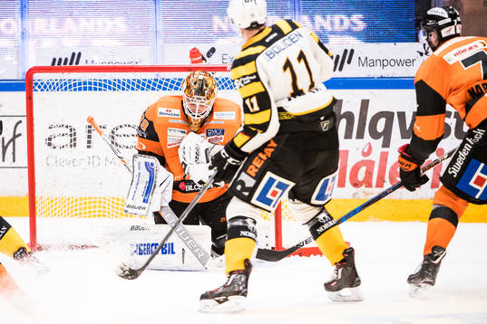Karlskronas målvakt Johannes Jönsson  räddar skott från