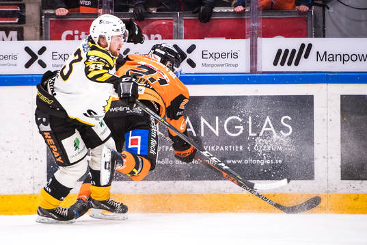 Skellefteås Sebastian Ohlsson tacklar Karlskronas Cory