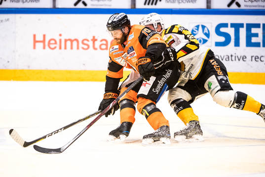 Karlskronas Mattias Guter  och Skellefteås Mark Katic