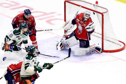Linköpings målvakt Jonas Gustavsson räddar