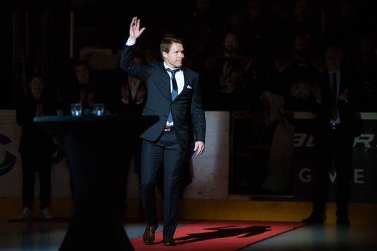 Andreas Dackell uppmärksammas före  ishockeymatchen i SHL