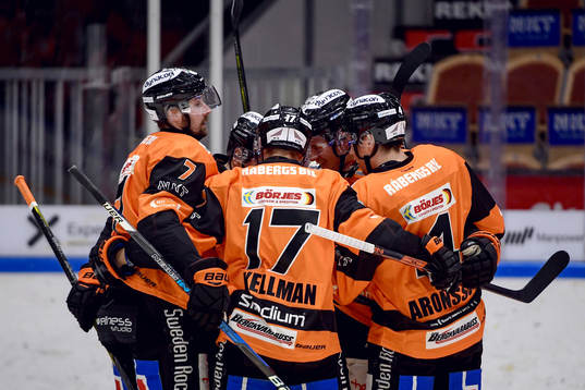Karlskronas Carl Persson jublar med lagkamrater