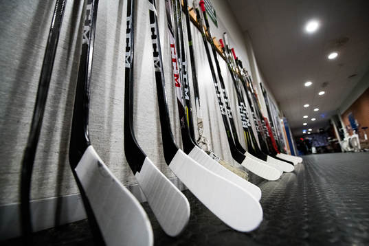 Generell bild på några ishockeyklubbor innan