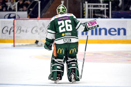 Färjestads målvakt Stefan Steen byts in