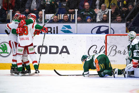Moras spelare jublar och Färjestads spelare deppar