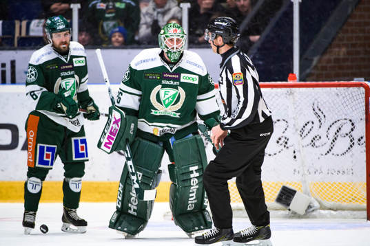 Färjestads målvakt Stefan Steen åker in och står i mål