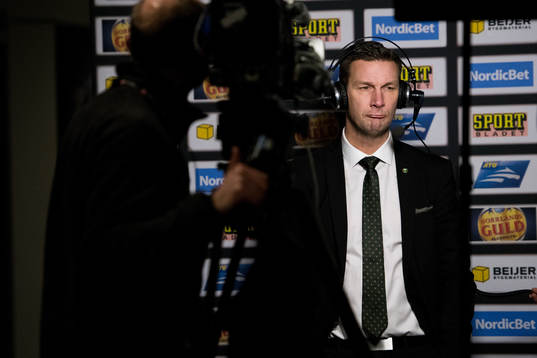 Färjestads tränare Johan Pennerborn deppar och blir