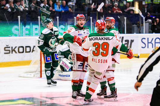 Moras Sebastian Hartmann jublar med lagkamrater