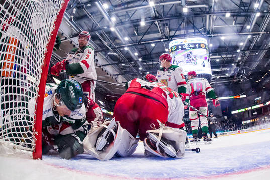 Moras Brandon Gormley och Färjestads Johan Ryno