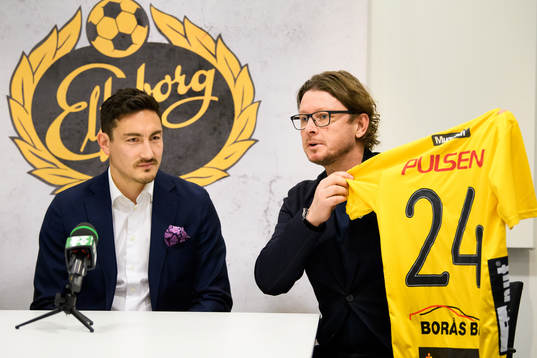 Elfsborgs klubbchef Stefan Andreasson håller upp tröja