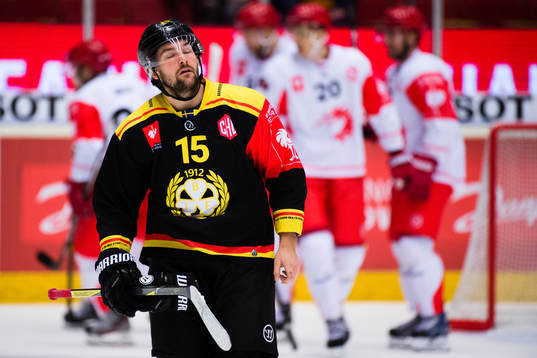 Simon Bertilsson of Brynäs looks dejected