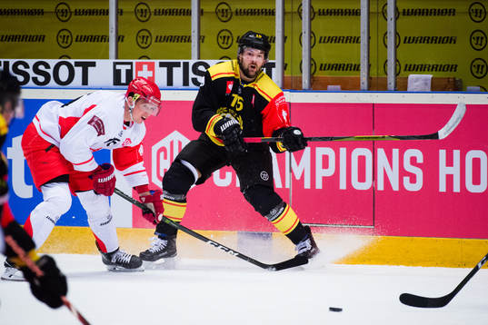 Daniel Rakos of Ocelari Trinec and Simon Bertilsson of