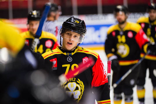 Daniel Mannberg of Brynäs celebrates the 3-5 goal