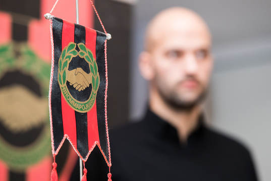 En vimpel med Brommapojkarnas emblem på när  Luis Pimenta