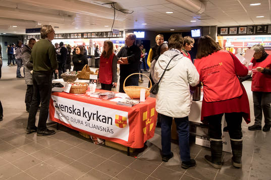 Svenska kyrkan är matchvärd i ishockeymatchen i
