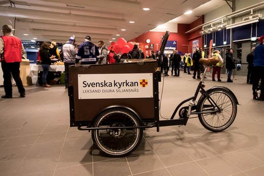 Svenska kyrkan är matchvärd i ishockeymatchen i