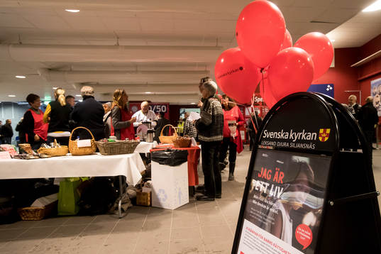 Svenska kyrkan är matchvärd i ishockeymatchen i