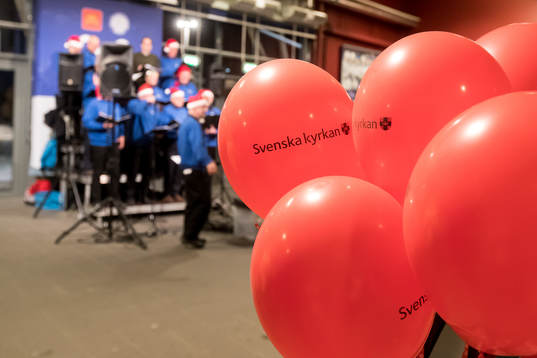 Svenska kyrkan är matchvärd i ishockeymatchen i