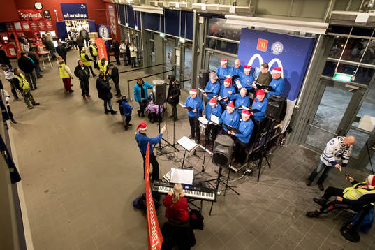 Svenska kyrkan är matchvärd i ishockeymatchen i