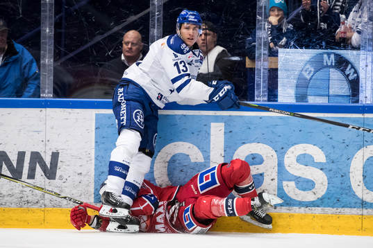 Leksands Jon Knuts tacklar Västerviks Oskar Carlsson  i