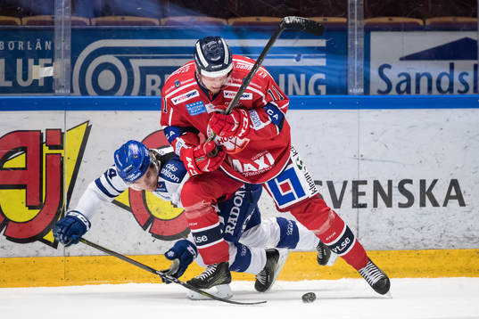 Leksands Oskar Lang och Västerviks Kalle Östman i kamp om