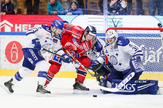 Västerviks Patrik Blomberg oroar framför Leksands Alex