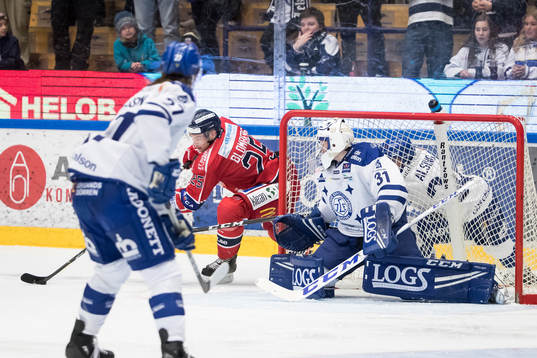 Västerviks Patrik Blomberg bakom Leksands målvakt Jonas