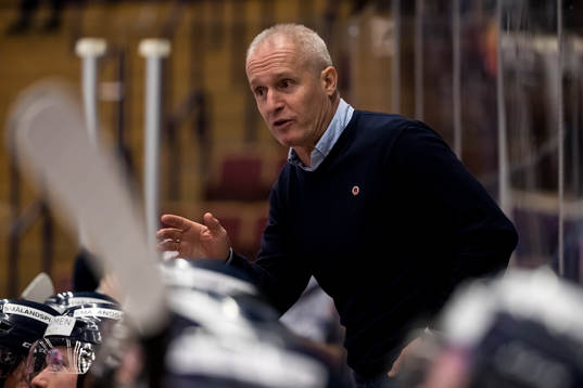 Västerviks tränare Roger Forsberg  i ishockeymatchen i
