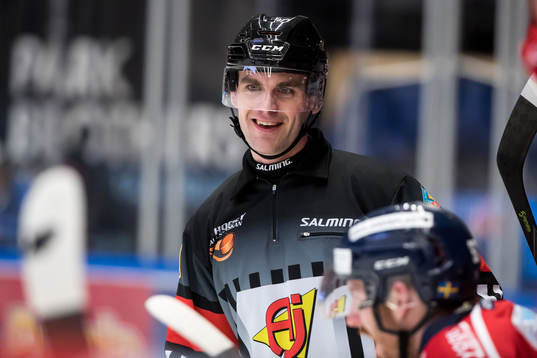Huvuddomare Richard Magnusson i ishockeymatchen i