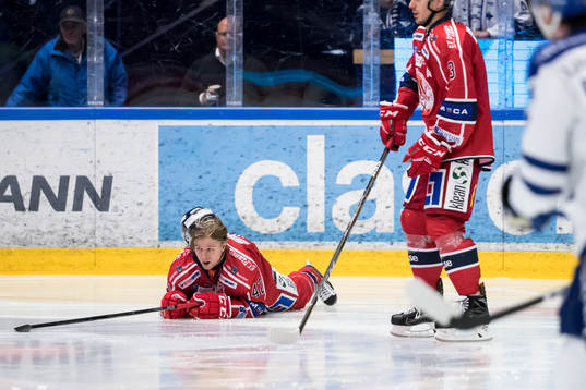 Västerviks Oskar Drugge  i ishockeymatchen i