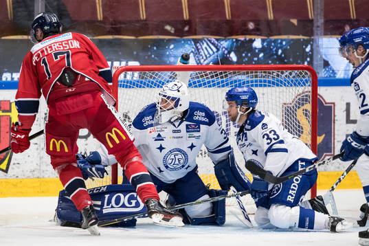 Västerviks Dan Pettersson framför Leksands målvakt Jonas