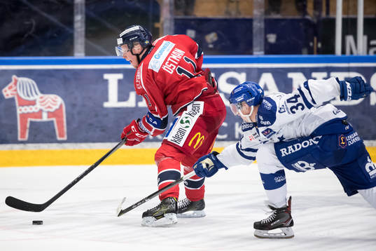 Leksands Olle Alsing jagar Västerviks Kalle Östman  i