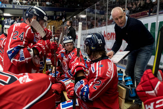 Västerviks tränare Roger Forsberg vid time out i