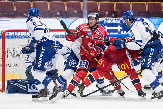 Västerviks Alexander Wiklund framför Leksands målvakt