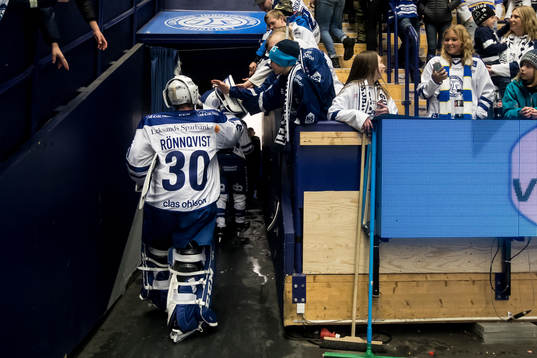 Leksands målvakt Victor Rönnqvist  i ishockeymatchen i