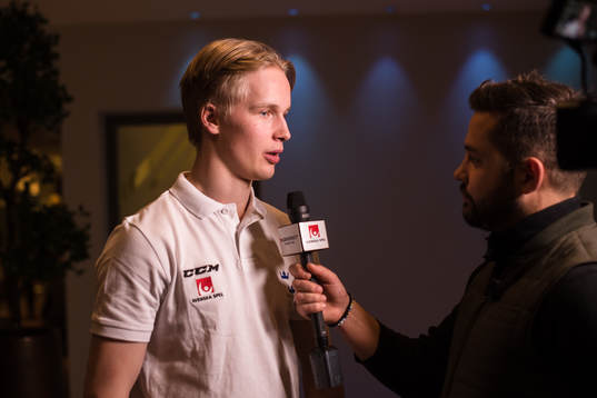 Elias Pettersson blir intervjuad