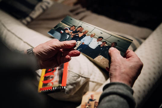 Tord Grip visar upp gamla bilder