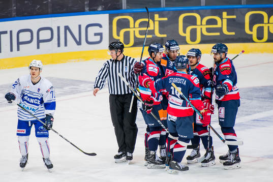 Slovakia celebrate the 0-1 goal