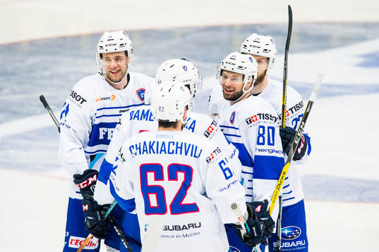 Teddy Da Costa of France celebrates with his teammates
