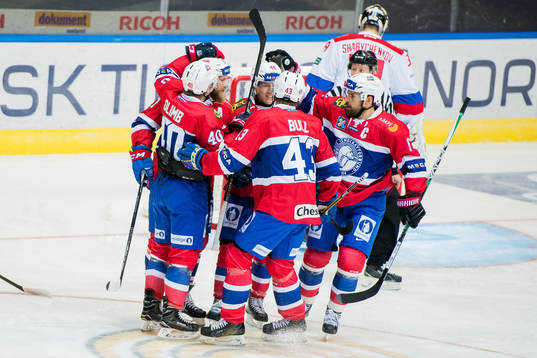 Patrick Thoresen of Norway celebrates with his teammates