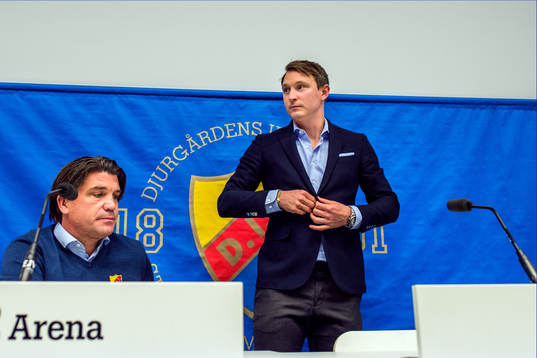 Sportchef Bosse Andersson när Kim Källström meddelar att