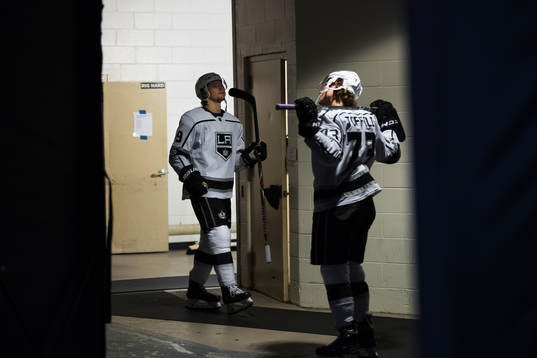 Kings Adrian Kempe på väg ut till ishockeymatchen i NHL