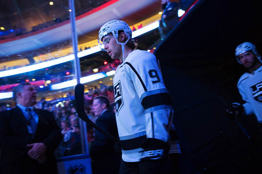 Kings Adrian Kempe på väg ut till ishockeymatchen i NHL