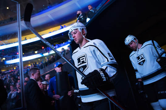 Kings Christian Folin på väg ut till ishockeymatchen i