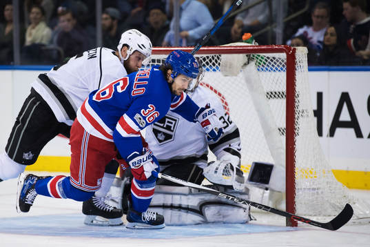 Kings Jake Muzzin utmanas av Rangers Mats Zuccarello