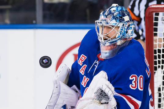 Rangers målvakt Henrik Lundqvist räddar ett skottunder